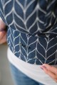 Modelka-nosi-dziecko-w-ergonomicznego-nosidle-KAVKA-Multi‑Age-ink-braid-cotton---granatowe-nosidlo-z-bialym-wzorem-warkocza-ink-braid-cotton-with-white-brai (1).webp